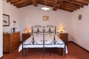 A bed or beds in a room at Borgo Palazzuolo Vecchio