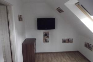 Televízia a/alebo spoločenská miestnosť v ubytovaní Nad Kamienną