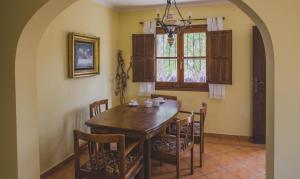 ein Esszimmer mit einem Holztisch und Stühlen in der Unterkunft Villa Somni - Deniasol in Denia