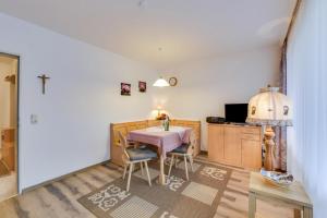 因澤爾的住宿－Ferienwohnung Ried Inzell，用餐室配有粉红色的桌子和椅子