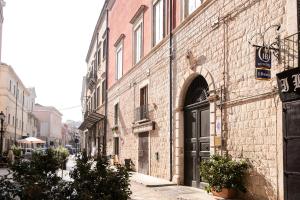 an old brick building on a city street at Milcovich Suites in Barletta