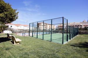 デニアにあるApartamento Maravista - Deniasolの芝生の上にネット付きテニスコート