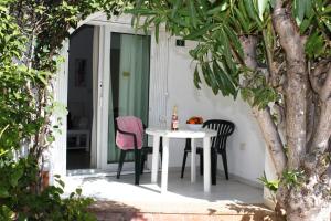 una mesa blanca y sillas en un patio en Apartamento Oasis - Deniasol, en Denia