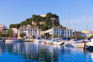 a bunch of boats are docked in a harbor at Apartamento Cascadas - Deniasol in Denia