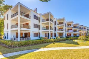 an exterior view of a large white apartment building at Ana Playasol in Port d'Alcudia
