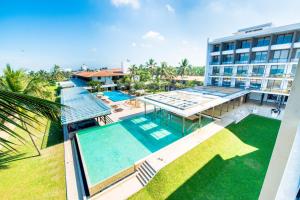 widok z powietrza na hotel z basenem w obiekcie Goldi Sands Hotel w Negombo