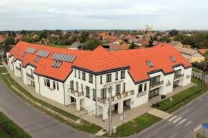 een uitzicht op een gebouw met een oranje dak bij Hotel Median Hajdúnánás in Hajdúnánás