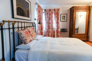 a bedroom with a bed and a window with curtains at Restaurante - Hotel La Tronera in Villadepalos