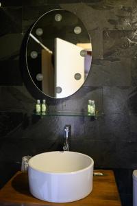 A bathroom at La Tronera del Bierzo Restaurante-Hotel