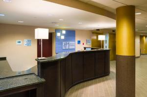 um lobby com uma recepção em um hospital em Holiday Inn Express Philadelphia Penn's Landing, an IHG Hotel em Filadélfia