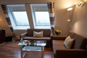 sala de estar con sofá y mesa en Hotel im Kornspeicher, en Marburg an der Lahn