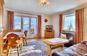 ein Wohnzimmer mit einem Sofa und einem Tisch in der Unterkunft Alpenland Schneck in Berchtesgaden
