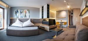 un soggiorno con divano e TV di TATRA SUITES Luxury Studio A302 a Starý Smokovec