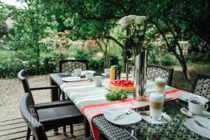 a long table with plates and a vase of flowers at Doppelzimmer 150 m zur TA (Nr. 6) in Hameln