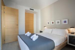 A bed or beds in a room at BBarcelona Gaudí Flats
