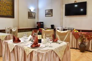 um grupo de mesas com garrafas de vinho e copos em Belle Ville Hotel em Plovdiv