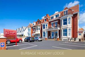 黑潭的住宿－Burbage Holiday Lodge Apartment 4，停车场内有车辆的街道