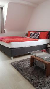 Una cama o camas en una habitación de Hotel-Pension Adler Untertürkheim