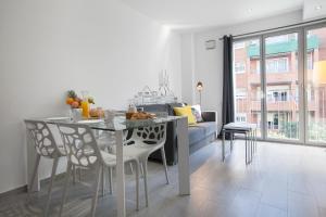 uma sala de jantar e sala de estar com mesa e cadeiras em BBarcelona Gaudí Flats em Barcelona