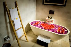 A bathroom at Purana Boutique Resort