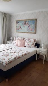 Una cama o camas en una habitación de Hotel-Pension Adler Untertürkheim