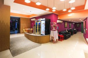 a lobby with a soda machine and a couch at Rede Andrade Docas in Belém