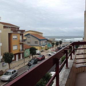 een uitzicht op een straat met auto's geparkeerd op het strand bij apartamento Vila do Conde in Vila do Conde