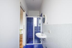 a bathroom with a sink and a shower at Safestay Pisa Centrale in Pisa