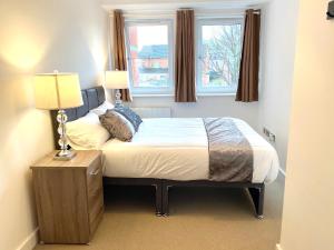 Giường trong phòng chung tại Queens House Apartments Coventry