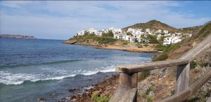 Afbeelding uit fotogalerij van Apartamento en el mar con terraza in Fornells