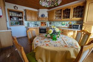 una cocina con una mesa con flores. en Ferienhaus Simmeth en Fürstenstein