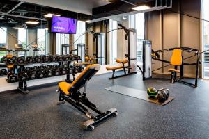 ein Fitnessstudio mit vielen Trainingsgeräten in der Unterkunft YOTEL Amsterdam in Amsterdam