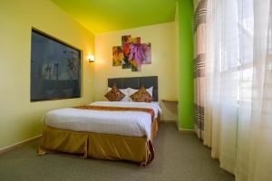 Postel nebo postele na pokoji v ubytování Maple Inn Hotel + 37 fotografií
