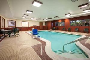 ein großer Pool in einem Hotelzimmer in der Unterkunft Baymont by Wyndham Franklin in Franklin