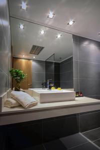 Et badeværelse på Aegean Blu Hotel & Apartments