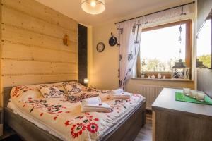 Posteľ alebo postele v izbe v ubytovaní Apartamenty Polana Sywarne Zakopane