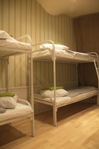
Двухъярусная кровать или двухъярусные кровати в номере Houseton Rooms
