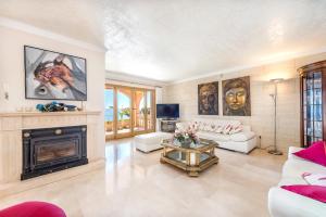 ein Wohnzimmer mit Kamin und Couch in der Unterkunft Villa Cami de Aucanada in Alcúdia