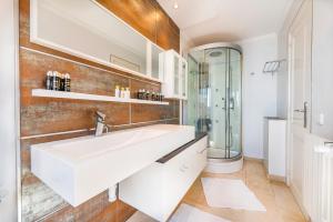ein Badezimmer mit Waschbecken und Dusche in der Unterkunft Villa Cami de Aucanada in Alcúdia