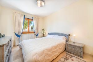 Ein Bett oder Betten in einem Zimmer der Unterkunft Villa Cami de Aucanada
