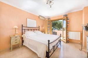 Ein Bett oder Betten in einem Zimmer der Unterkunft Villa Cami de Aucanada