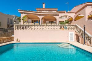 eine Villa mit einem Swimmingpool vor einem Haus in der Unterkunft Villa Cami de Aucanada in Alcúdia