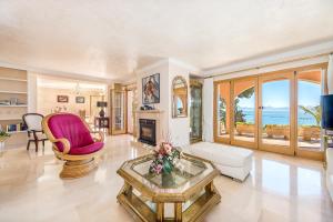 ein Wohnzimmer mit einer Couch und einem Tisch in der Unterkunft Villa Cami de Aucanada in Alcúdia