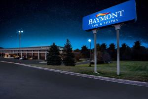 Baymont by Wyndham Traverse City في ترافيرس سيتي: علامة أمام مبنى bmw