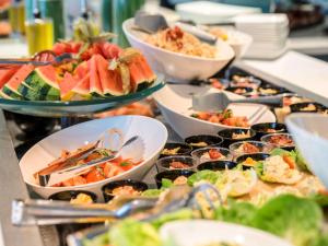a buffet with plates of food and bowls of food at Mercure Toulouse Centre Saint-Georges in Toulouse