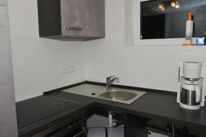 encimera de cocina con fregadero y ventana en Apartment in Reutlingen / Sickenhausen, en Reutlingen