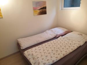 Una cama con edredón en una habitación en Apartment in Reutlingen / Sickenhausen, en Reutlingen