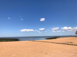 een zandstrand met de oceaan op de achtergrond bij Lindo Apto. Frente Praia (Cond. Dom Felippe) in São Lourenço do Sul
