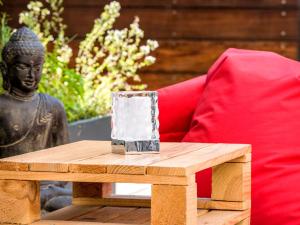 a wooden coffee table next to a statue on a couch at Mercure Toulouse Centre Saint-Georges in Toulouse