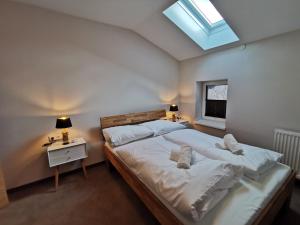 ein Schlafzimmer mit einem großen Bett und einem Dachfenster in der Unterkunft Villa ROWA in Bad Hofgastein